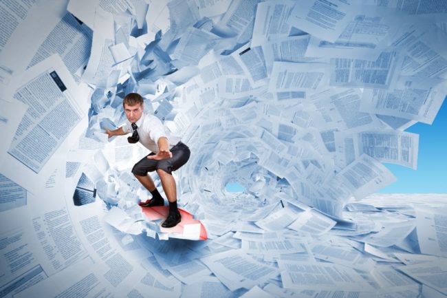 un surfeur sur les mails